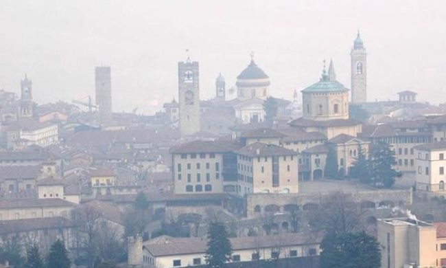 Alta concentrazione di Pm10 nell’aria, a Bergamo scattano le limitazioni ai veicoli