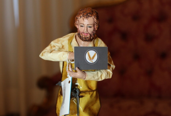 Coldiretti e Confartigianato, in dono al vescovo la statuetta-imprenditore del presepe