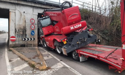 Camion si incastra sotto il ponte nella zona industriale: tirato fuori dopo 2 ore