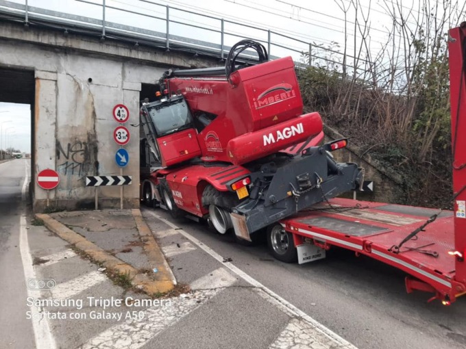 Camion si incastra sotto il ponte nella zona industriale: tirato fuori dopo 2 ore