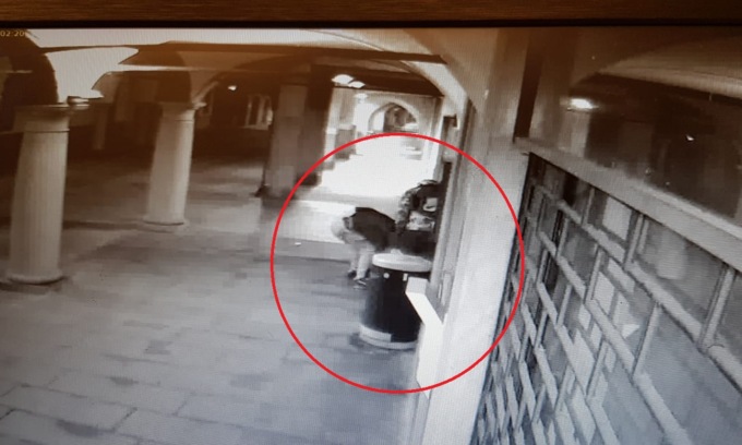 Altra spaccata a una farmacia: foto del ladro che striscia sotto la saracinesca