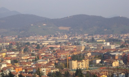 Torre Boldone, nel Giorno della memoria parla di «nuova dittatura»: il sindaco caccia l'assessore