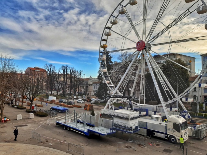 Piazza Matteotti, si smontano la ruota panoramica e il villaggio di Natale