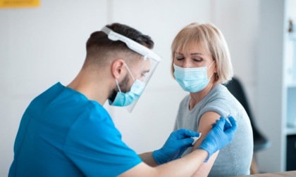 Vaccino anti-Covid: dall'8 gennaio in Lombardia la terza dose si prenota dopo 4 mesi