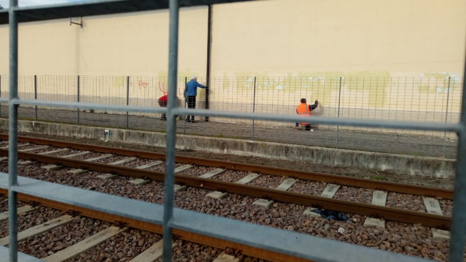 Scritte no-vax al cimitero di Nembro, i volontari sono intervenuti e le hanno cancellate