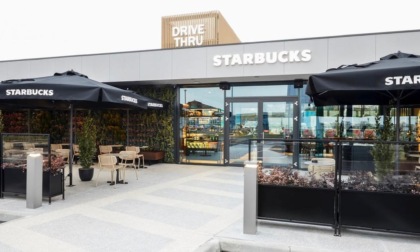Ecco il primo Starbucks italiano dove si viene serviti in auto (si trova a Erbusco, nel bresciano)