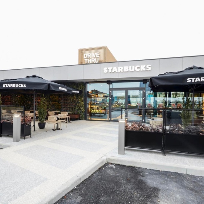 Ecco il primo Starbucks italiano dove si viene serviti in auto (si trova a Erbusco, nel bresciano)