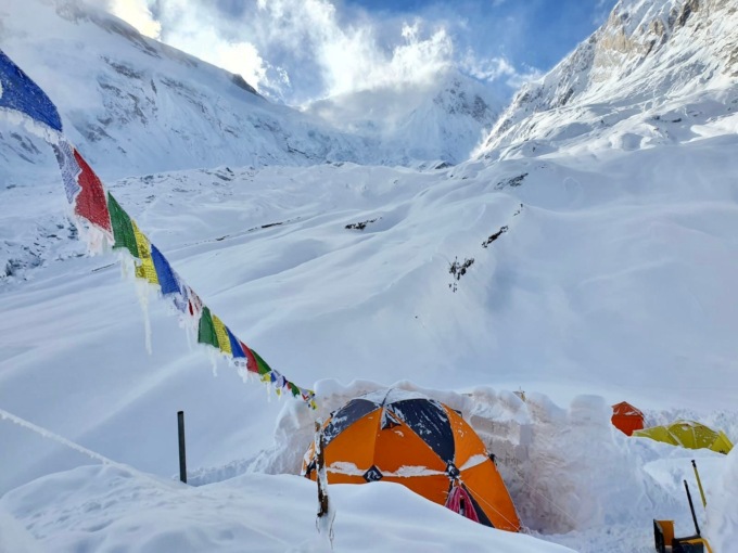 Valanga devasta il campo base sul Manaslu, Simone Moro: «Il mio “naso” ci ha salvato»