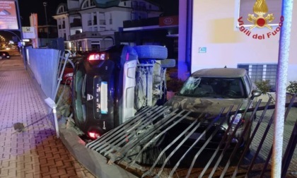 Incidente con ribaltamento a Treviglio, auto sfonda la recinzione di una concessionaria