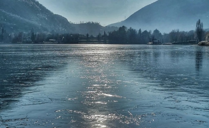 Pattinano sul lago di Endine ma il ghiaccio si rompe: 26enne salvato dall’amico