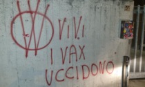 Da Nembro a Dalmine: no-vax vandalizzano pareti e cartelli del centro vaccinale al Cus