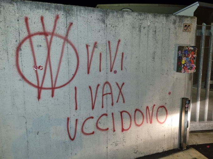 Da Nembro a Dalmine: no-vax vandalizzano pareti e cartelli del centro vaccinale al Cus