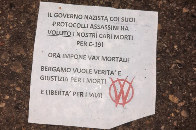 Altre scritte e volantini no-vax al cimitero di Nembro. La reazione: «Siete dei poveracci»
