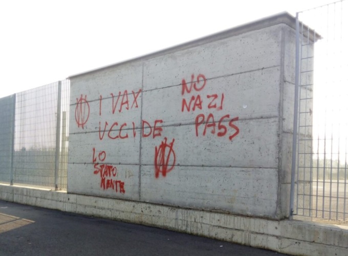 Raid no-vax a Treviglio: imbrattato con vernice spray un muro della Fiera