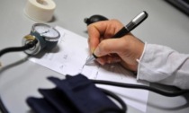 In un anno in Bergamasca persi più di 35 medici: presidio sotto la Regione in via XX Settembre