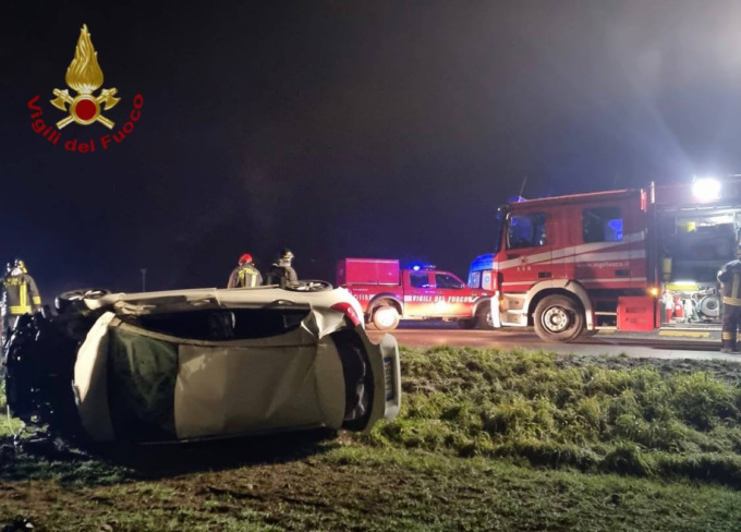 Esce di strada e si ribalta con l’auto lungo la Rivoltana: illeso un ragazzo di 25 anni