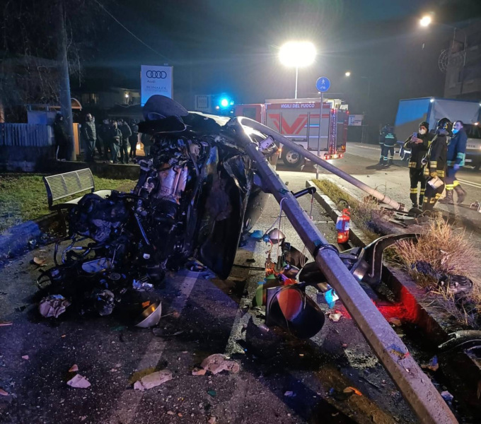 Si ribalta con l’auto e abbatte un palo della luce: ferito un uomo di 41 anni