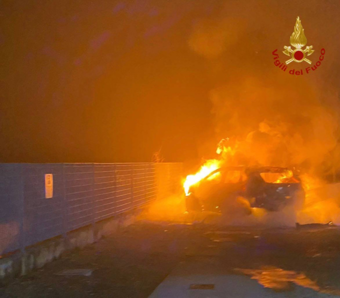 Auto in fiamme davanti a un locale ad Azzano, nessun ferito. Intervengono i pompieri