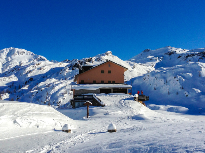 Il riposo del rifugio Fratelli Calvi e la bellezza invernale delle montagne lì attorno