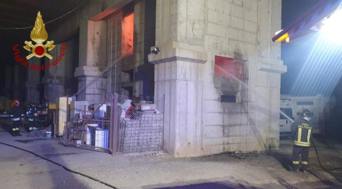 Via Spino, nella notte domato un incendio scoppiato in un cantiere abbandonato
