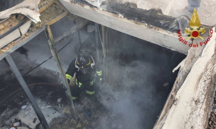 Incendio in un capannone di Pedrengo: nessun ferito, bruciati materiali di vario tipo