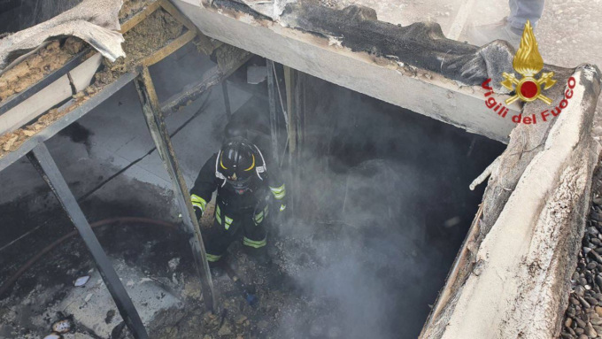 Incendio in un capannone di Pedrengo: nessun ferito, bruciati materiali di vario tipo