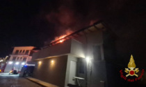 Va a fuoco il tetto di una casa, bruciati 40 metri quadrati di copertura ma nessun ferito