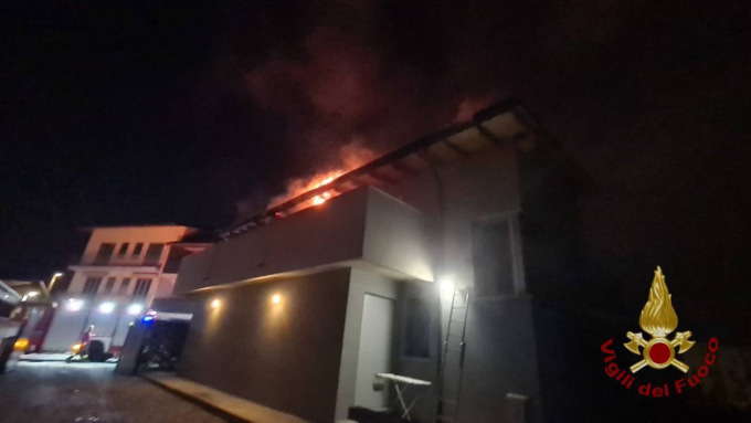 Va a fuoco il tetto di una casa, bruciati 40 metri quadrati di copertura ma nessun ferito