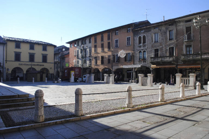 Perde i sensi per colpa del troppo alcol in pieno centro a Romano di Lombardia