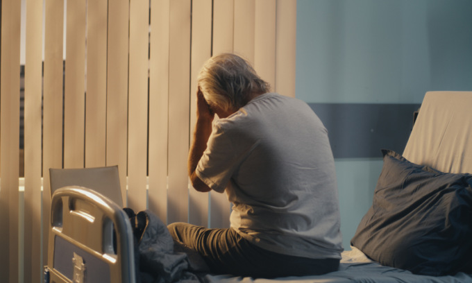 Aggredisce medico che non gli ha fatto dire addio alla madre in fin di vita: risultava positivo al Covid