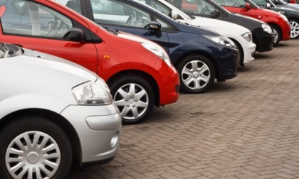 Viti lungo via Bergamo a Treviglio, una decina le auto forate