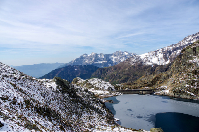 Alla scoperta dei cinque laghi di Valgoglio, che durante l’inverno diventano perle di ghiaccio