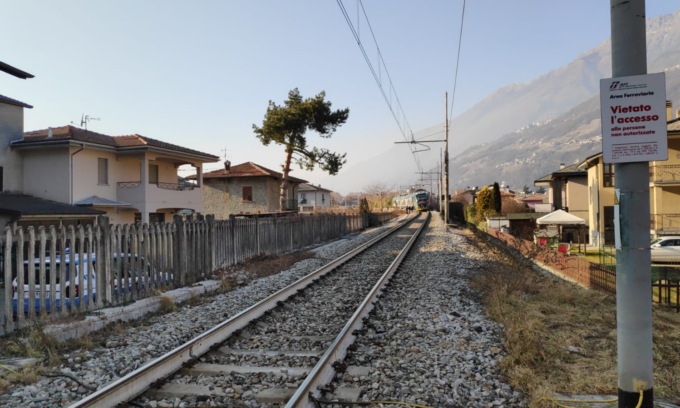 Travolta da un treno a un passaggio a livello a Morbegno, donna ricoverata al Papa Giovanni