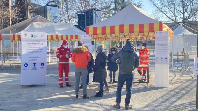 Hub tamponi antigenici in piazzale Alpini: poca coda, in mattinata fatti un centinaio di test