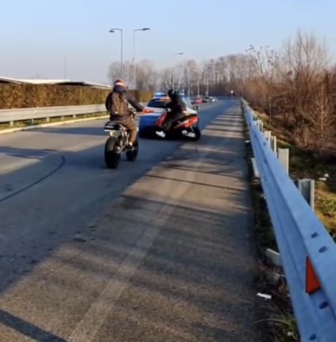 In scooter tampona e insulta i poliziotti a Orio: il video diventa virale e lui viene denunciato