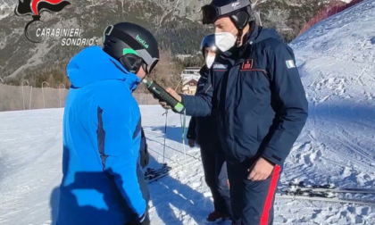 Controlli sulle piste da sci: sequestrati hashish, marijuana e 7 spinelli (anche a bergamaschi)