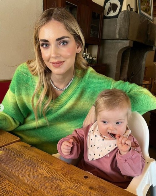 La Ferragni torna dal Ferdy, a Lenna. Con i due bambini e Fedez