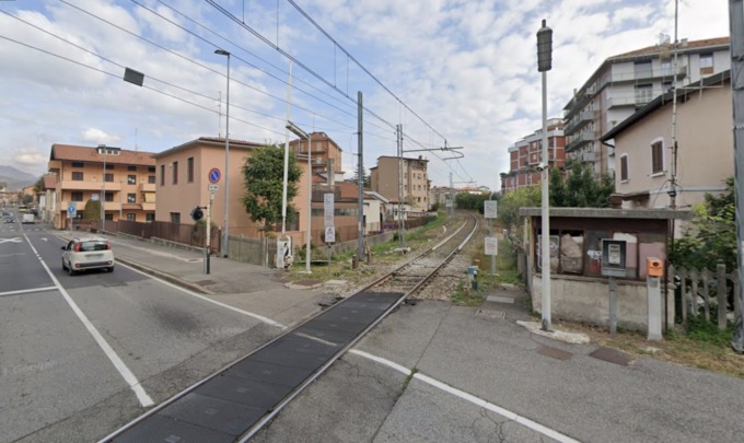 Via Moroni, il passaggio a livello chiuderà alle auto: al suo posto un sottopasso ciclopedonale