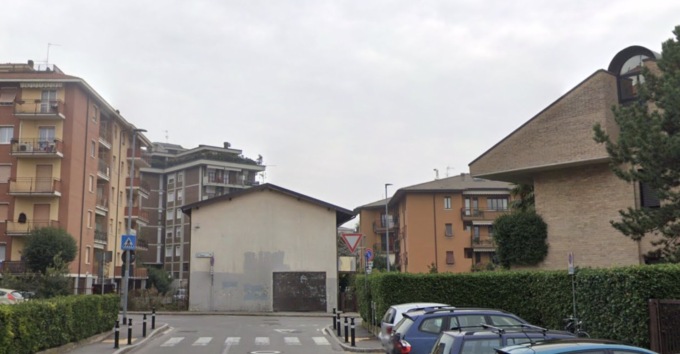 Auto sul marciapiede, coppia investita nel quartiere San Paolo: muore la moglie