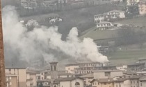 Colonna di fumo in Val Gandino per un incendio a Peia, Vigili del Fuoco in azione