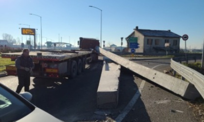 Trasporto eccezionale perde il carico al casello Brebemi di Bariano, traffico in tilt