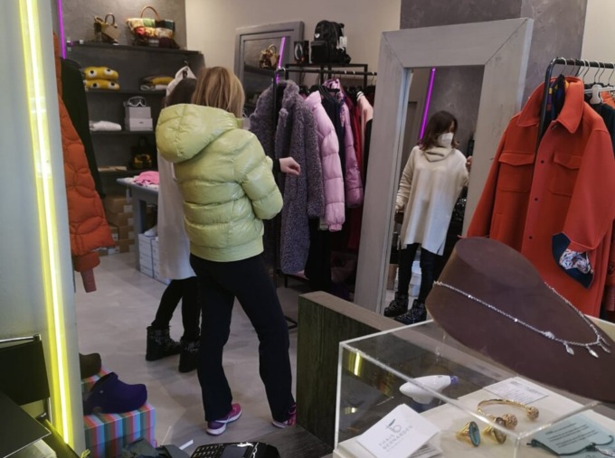 Un buon dicembre, ma i saldi non decollano e i negozi pagano (di nuovo) il dazio alla paura