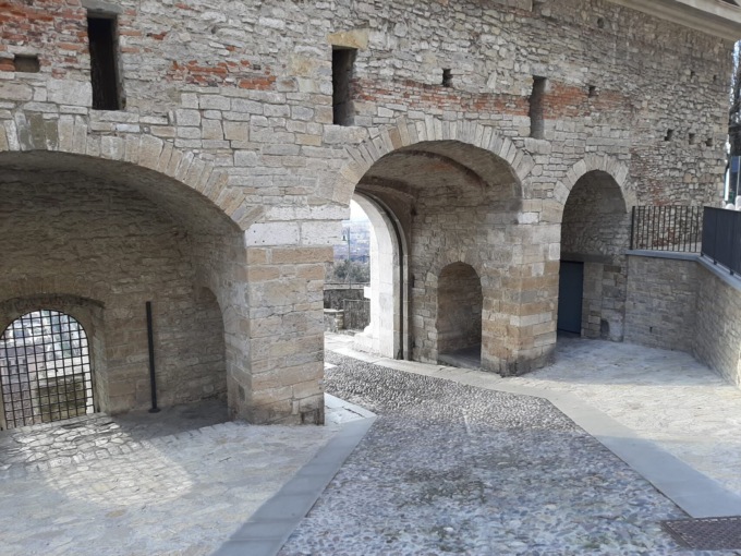 Mura venete imbrattate dai graffitari con lo spray: i bastioni sono stati ripuliti