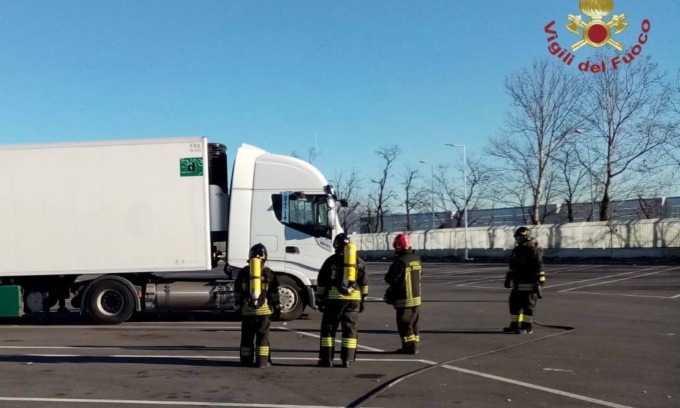 Camion a metano prende fuoco, autista ferito alla mano