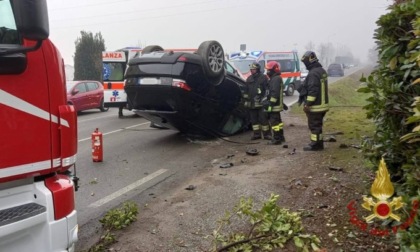 Auto si ribalta sulla Soncinese dopo un brutto schianto, due persone ferite lievemente