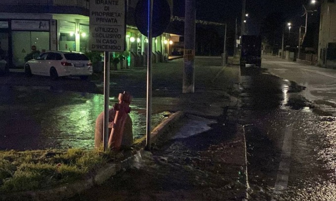 Si schianta contro un idrante a Martinengo e allaga un intero tratto della provinciale
