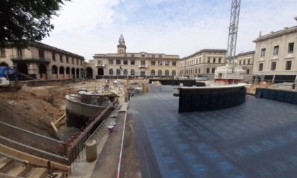 Riqualificazione di piazza Dante: iniziata la posa della nuova pavimentazione