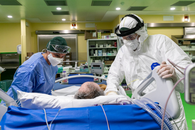 Contagi alle stelle con Omicron, ma il Covid oggi uccide meno di altre malattie