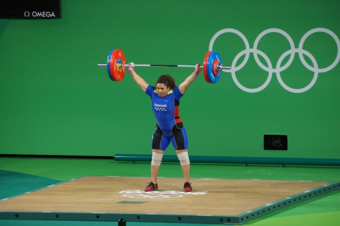 Powerlifting: come si svolge un allenamento, benefici e controindicazioni