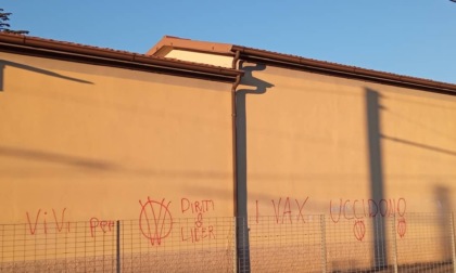 Vergogna a Nembro: scritte no-vax sui muri del cimitero che ospita le vittime Covid